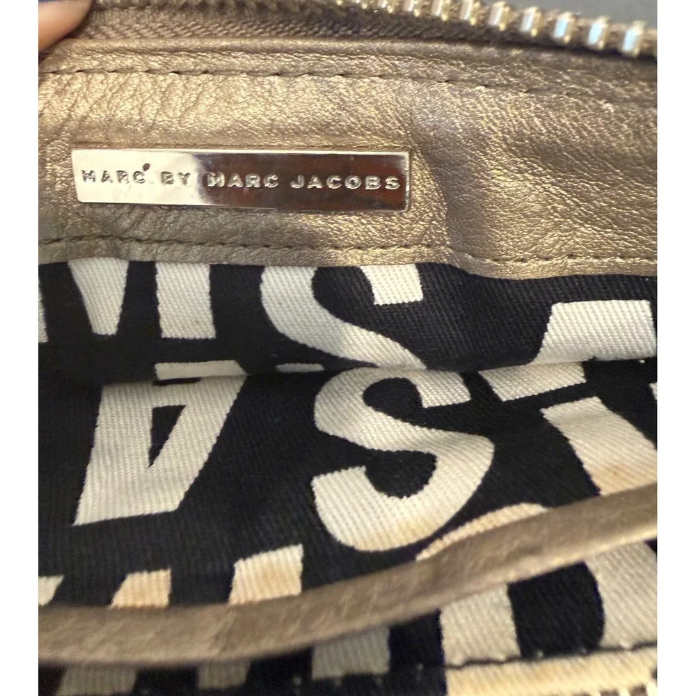 Marc Jacobs Women OS Gold Metallic‎ Leather Turnlock Zip Around Wallet